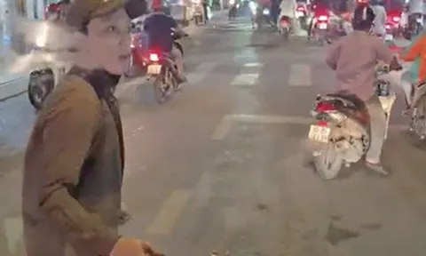 Công an làm việc với người đàn ông cầm gậy đập kính xe tải ở TPHCM