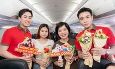 Vietjet tặng hoa và quà cho hành khách nữ trên chuyến bay dịp 20-10