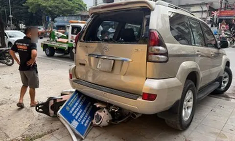 Ô tô Prado lùi trên đường Hà Nội, cuốn xe máy chở 2 phụ nữ vào gầm