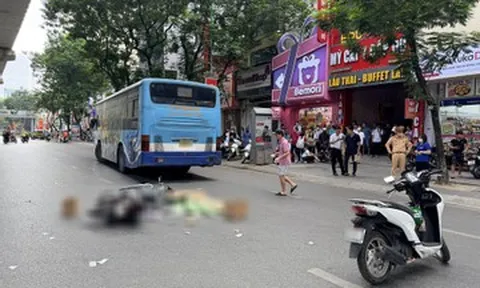 Ngã ra đường sau tai nạn, cô gái bị xe buýt cán tử vong ở Hà Nội