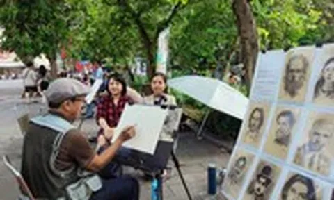 Vì sao các họa sĩ vẽ tranh truyền thần bên hồ Hoàn Kiếm  bị thu thẻ?