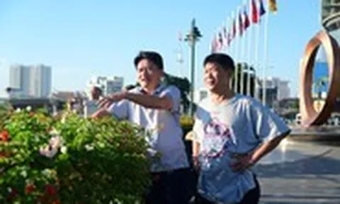 Nhiều người dân chờ xem thời khắc nhịp cầu đi bộ 3.400 tấn nối đôi bờ sông Sài Gòn