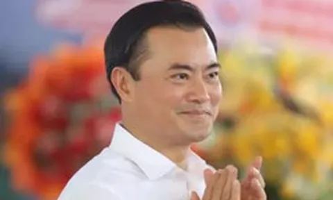 Cầu đi bộ qua sông Sài Gòn đã hợp long nhưng chưa thể lưu thông ngay