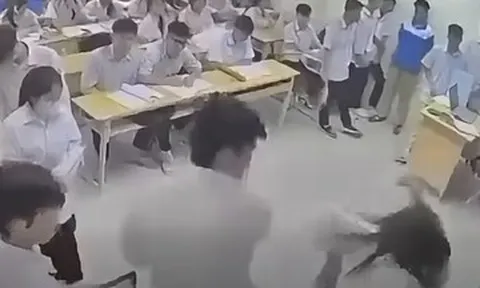 Khởi tố nam sinh lớp 12 đánh cô giáo ngay trên bục giảng ở Hà Nội