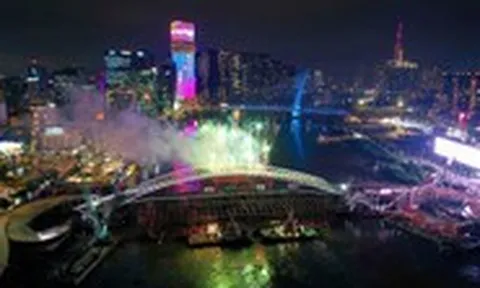 Pháo hoa rực sáng trên cầu đi bộ qua sông Sài Gòn, dự kiến hoàn thiện trước Tết Nguyên đán 2027