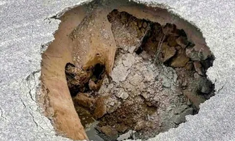 Xuất hiện 'hố tử thần' trên quốc lộ 3B ở Thái Nguyên, sụt đúng chỗ vừa lấp