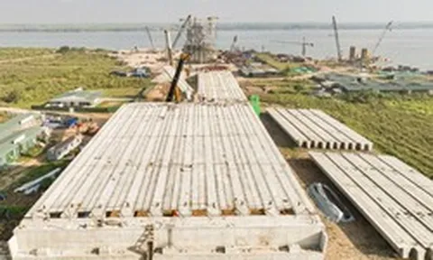 Những phiến dầm đầu tiên lắp đặt tại siêu cầu gần 10.000 tỷ đồng qua sông Hồng