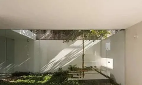 Ngôi nhà dài 37m kết hợp kinh doanh, sân vườn và không gian sống