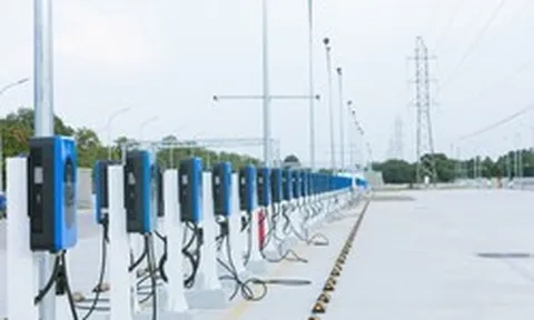 Công ty của tỷ phú Phạm Nhật Vượng vận hành trạm sạc ô tô điện lớn nhất Việt Nam: Hơn 1.000 vị trí đỗ, 866 cổng sạc tại Long Biên
