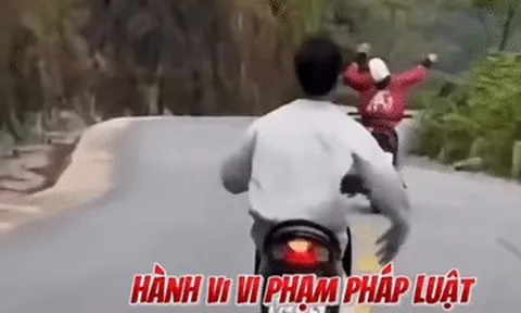 Nam thiếu niên đi xe máy buông hai tay 'múa quạt' trên quốc lộ