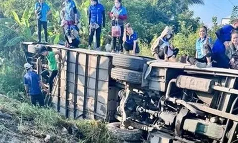 Người đàn ông tử vong, ô tô chở công nhân lật ngang sau tai nạn ở Cần Thơ