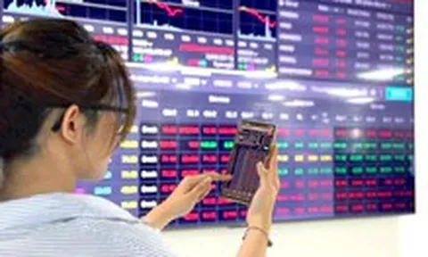 Cổ phiếu Sacombank bất ngờ trần tím, PNJ bị bán mạnh