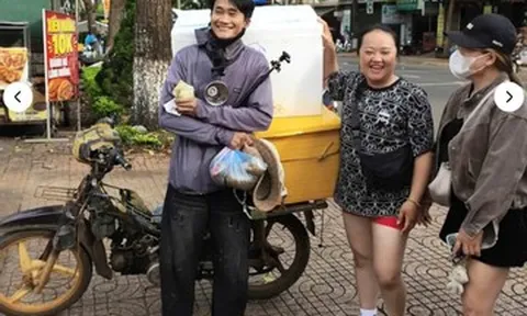 Chàng trai bán dạo món vếch bò 15.000 đồng/ túi, khách chen lấn để mua