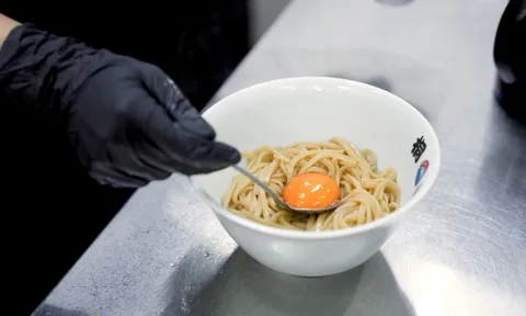 Quán Nhật bán 230.000 đồng tô mì ramen chỉ kèm trứng sống giờ ra sao?