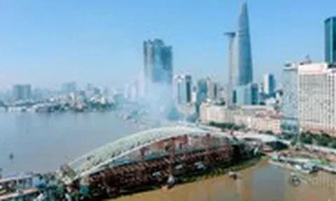Nhìn lại toàn cảnh hải trình 124km đưa 'lá dừa nước thép' về hợp long cầu đi bộ qua sông Sài Gòn