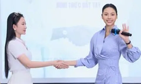 Bắt tay chủ động là chào đón hay thể hiện quyền lực?