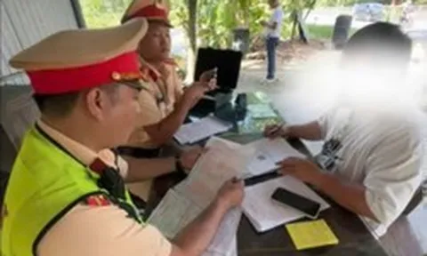 Ô tô bị tước phù hiệu vẫn chở khách, tài xế và chủ xe bị phạt gần 29 triệu đồng
