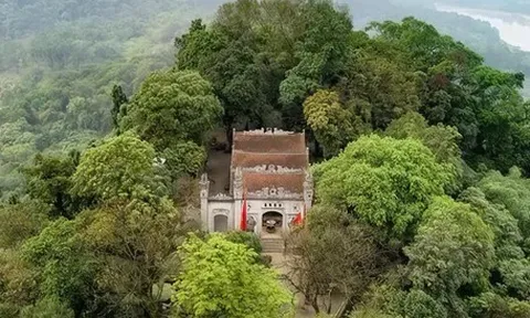 Khu di tích Đền Hùng làm sân khấu thực cảnh trên hồ nước, muốn xem phải mang áo mưa và ô