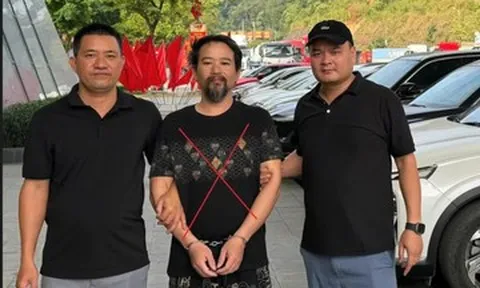 Trốn truy nã 15 năm ở Trung Quốc, người đàn ông bị bắt khi về Việt Nam.