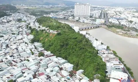 Cận cảnh ngọn núi 'mồ côi' nằm giữa lòng phố trước đề xuất san phẳng