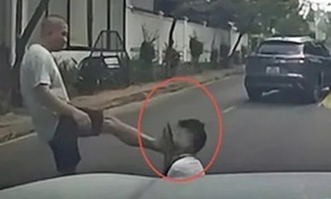 Công an Phú Thọ xác minh kẻ côn đồ chặn xe, đấm đá tài xế gục xuống đường