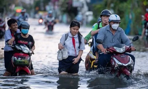 TPHCM ngập giờ tan tầm, nữ sinh xách giày lội nước về nhà