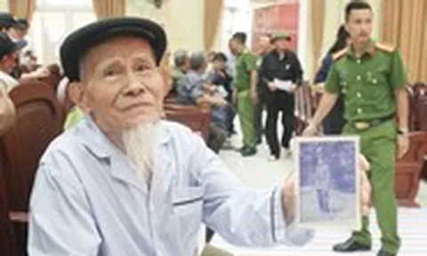 Em trai 85 tuổi mang ảnh anh liệt sĩ đi lấy mẫu ADN, đau đáu 'được đón anh về quê'