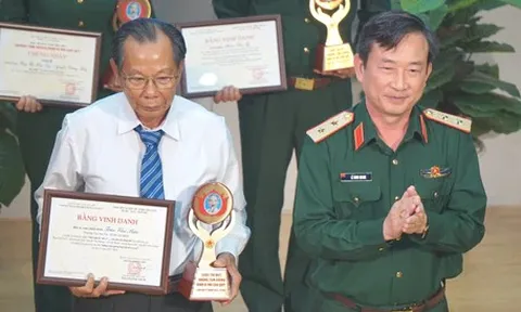 Bác sĩ Trần Văn Bản và nhà giáo Lê Bá Khánh Trình là ‘tấm gương bình dị mà cao quý’