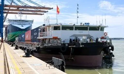 Sà lan điện đầu tiên tại Việt Nam khổng lồ cỡ nào: Dài gần bằng sân bóng đá, chở 3.500 tấn, mang theo 4 container pin nặng cả trăm tấn