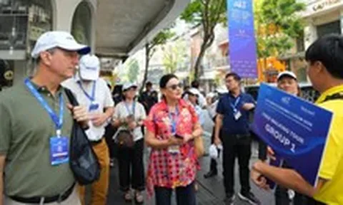 Chính khách, chuyên gia quốc tế trải nghiệm nhịp sống TP.HCM qua tour đi bộ