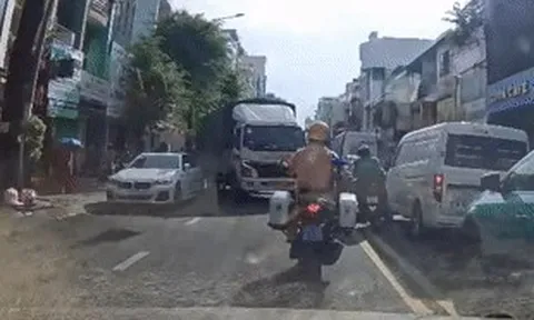 Thượng úy cảnh sát dùng mô tô đặc chủng mở đường cho chồng đưa vợ sắp sinh đến viện
