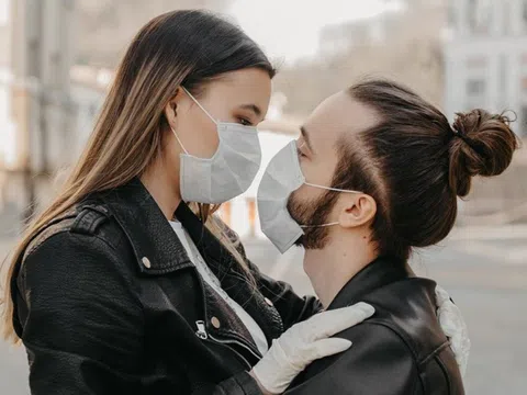 Hẹn hò bất chấp lệnh phong tỏa để tránh chia tay