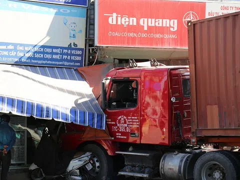 Xe container lao vào nhà ở Sài Gòn, một người chết