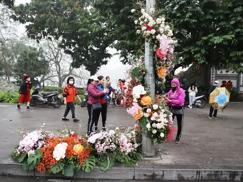 Cột đèn 'nở hoa' giữa trung tâm Hà Nội