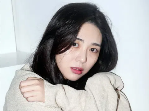 Mina (AOA) bị sao nam quấy rối