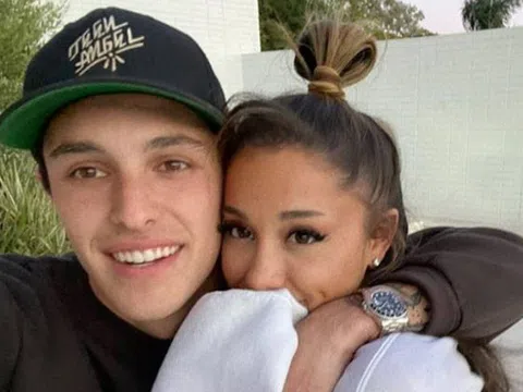 Ariana Grande tránh ống kính khi hẹn hò với bạn trai