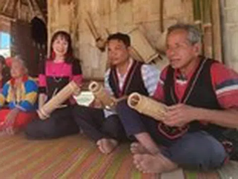 Hàng nghìn du khách xem tận mắt cách chế tác 'cây đàn chapi nghe nao lòng'