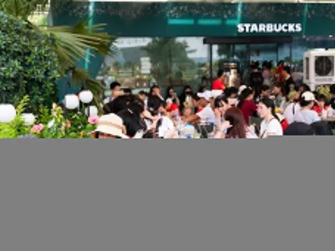 Hàng quán gần phố đi bộ Nguyễn Huệ đông nghìn nghịt sau tổng duyệt