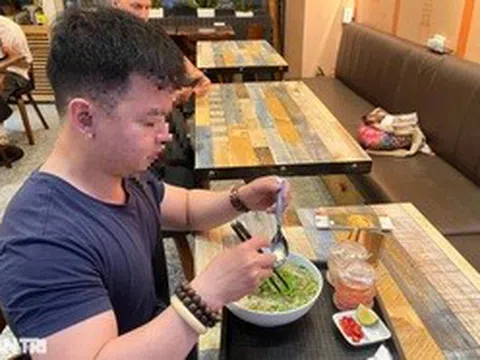 Bát phở 200.000 đồng ở sân bay Nội Bài, khách "than" quá đắt