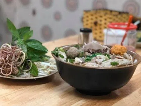 Hà Nội: Ăn hết bát bún mới thấy vật lạ, khách bức xúc vì thái độ nhân viên