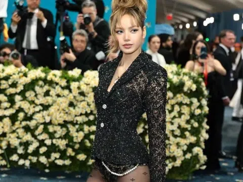 Quần tất của Lisa tại Met Gala giá 13 triệu đồng vẫn "cháy hàng"