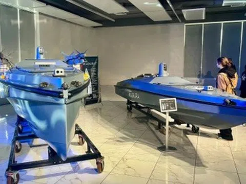 Ukraine hé lộ xuồng không người lái đã bắn rơi trực thăng, tiêm kích Nga