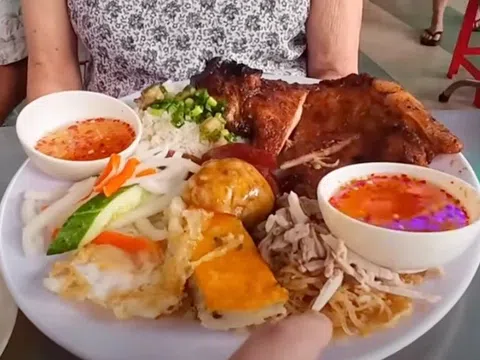 Dĩa cơm tấm "khổng lồ" khiến khách Tây mê mẩn khi trở lại TPHCM