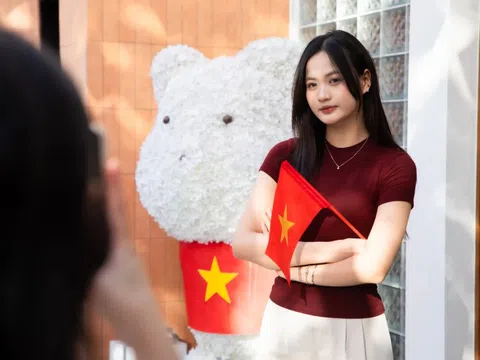 Quán cà phê bán nghìn ly mỗi ngày nhờ trang trí cờ đỏ sao vàng