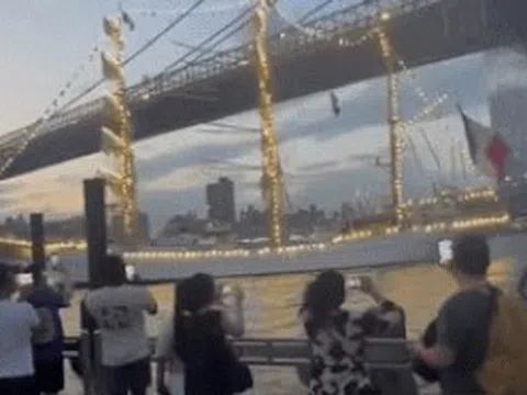 Tàu hải quân Mexico đâm vào cầu Brooklyn