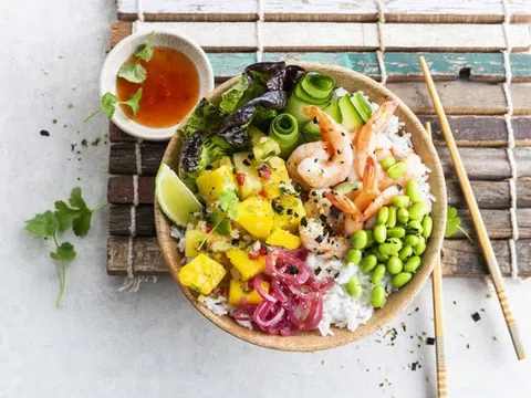 Làm poke bowl thưởng thức cuối tuần