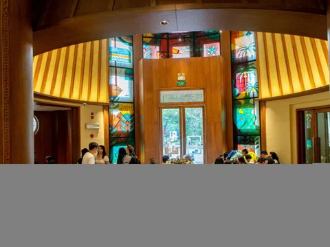 Chen chân tại Starbucks 'đất vàng' Bưu điện Hà Nội