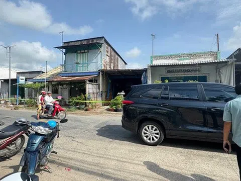 Người dân tháo chạy ra khỏi 10 căn nhà ở An Giang