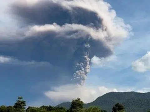 Núi lửa phun tro bụi, Indonesia phát cảnh báo cao nhất