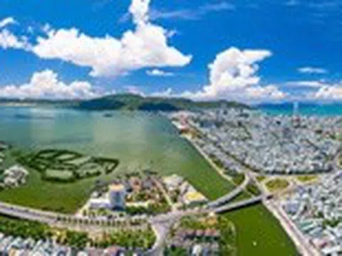 Thành phố Quy Nhơn lộng lẫy nhìn từ trên cao, là nơi đi đâu ta cũng muốn quay về